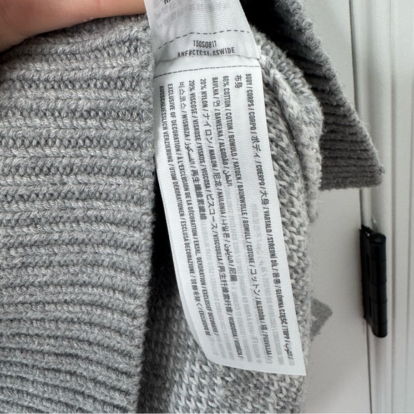 Abercrombie & Fitch grey Houndstooth V-Neck Sweater small - Picture 8 of 9